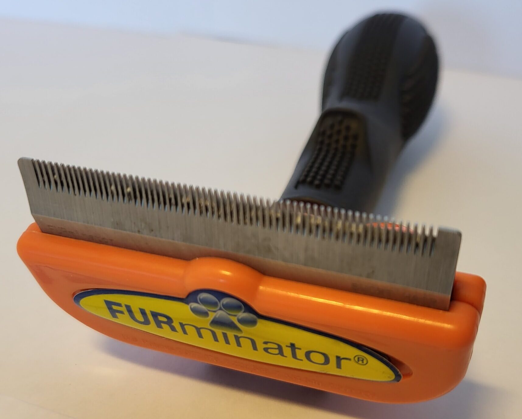 Furminator-børste for fjerning av løs underull og røyting hos hund