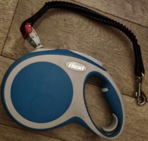 Uttrekkbar Flexi hundeline med ergonomisk håndtak og demper – praktisk rullebånd for lufting av hund