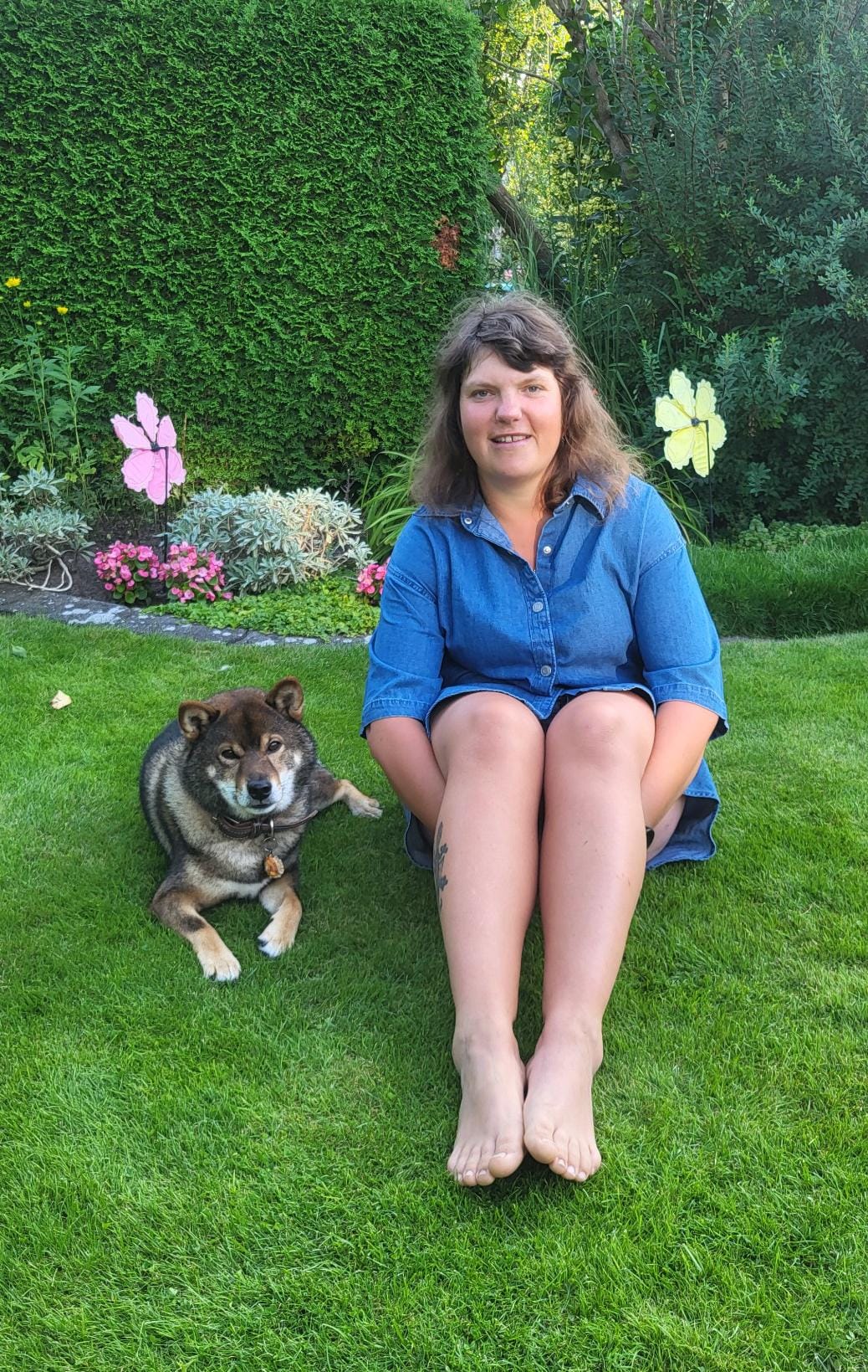 Hundetrener Juliane fra Hundeskole Pelsnese sammen med hunden Akito