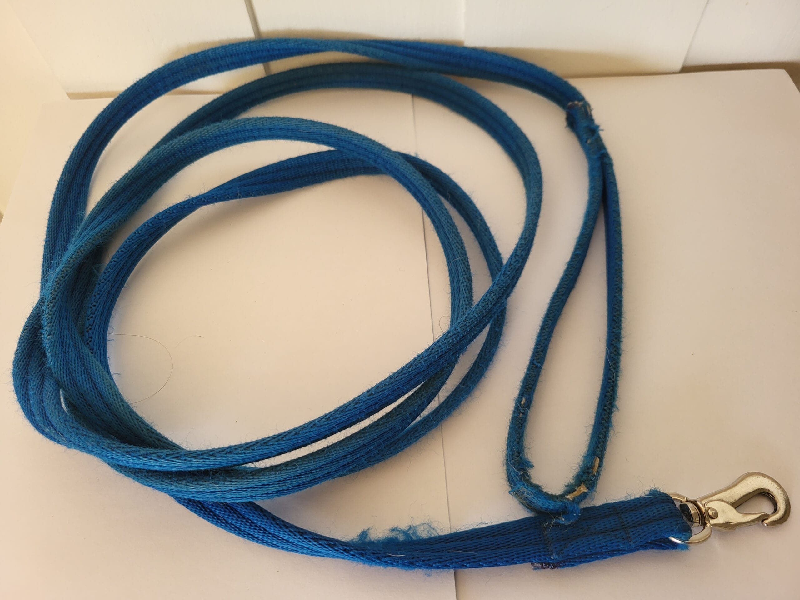 Ulike typer hundebånd inkludert flexibånd og fast line